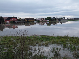 VIDEO: Povodně zasáhly nejvíce Přerovsko. Policisté prověřují zatopení části Brodku