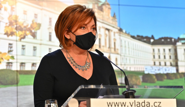 Pětistovka denně. Vláda schválila příspěvek podnikatelům i pokračování programu COVID III pro příští rok