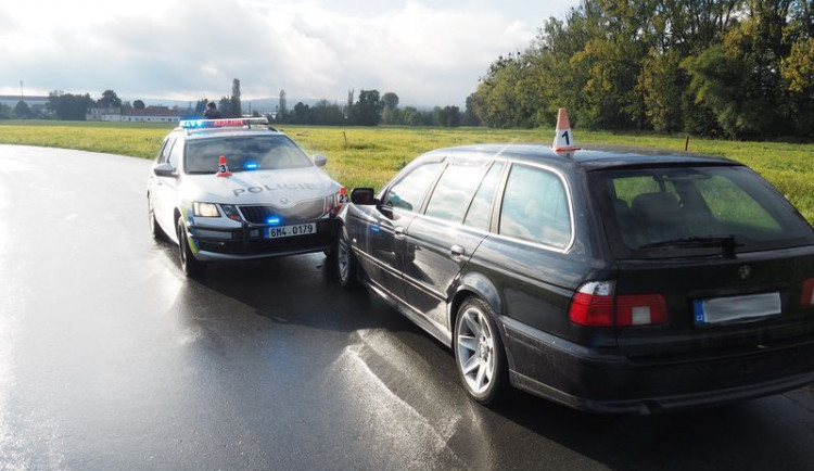 Silně opilý řidič BMW kličkoval po silnici. Zastavit se mu podařilo až o nárazník policejního auta