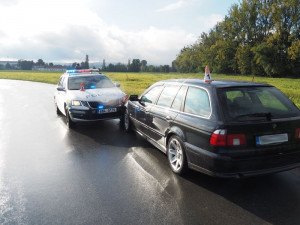 Silně opilý řidič BMW kličkoval po silnici. Zastavit se mu podařilo až o nárazník policejního auta