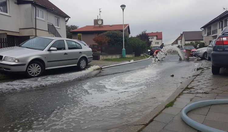 Lidé z Brodku u Přerova pokračují v úklidu po záplavách. Policie pokračuje ve vyšetřování