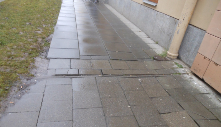 Od pondělí nepůjde zaparkovat v Pöttingově ulici. Budou se opravovat chodníky