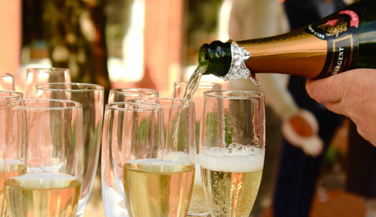 Češi v letošním roce rekordně nakupují sekt. Meziročně o čtvrtinu více