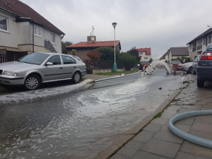 Lidé z Brodku u Přerova pokračují v úklidu po záplavách. Policie pokračuje ve vyšetřování