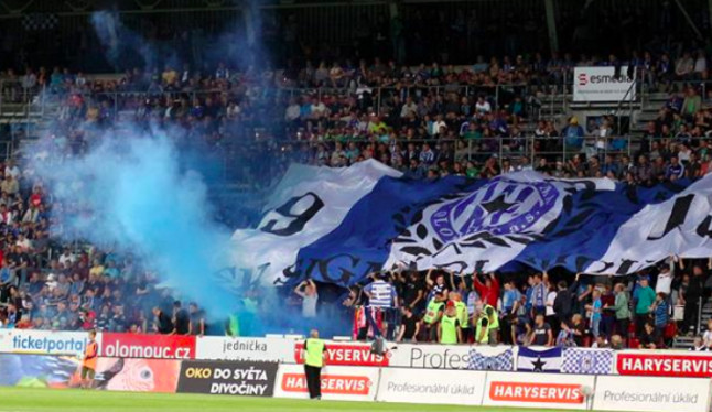 Fotbalové fanoušky z Olomouce, čelící obžalobě z napadení, čeká další soud
