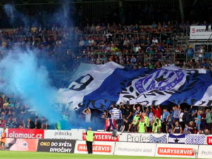 Fotbalové fanoušky z Olomouce, čelící obžalobě z napadení, čeká další soud