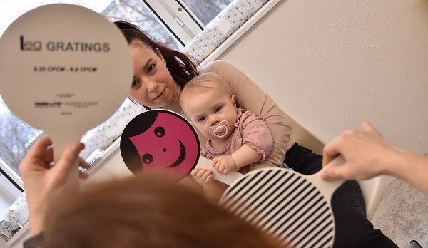 Nová zraková laboratoř Společnosti pro ranou péči zkoumá, jak děti vidí