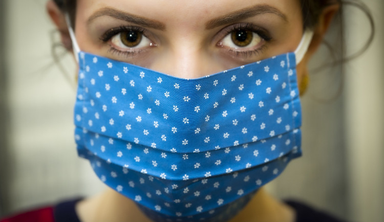 S vládními opatřeními souhlasí 46 procent Čechů. Index paniky ale stoupl