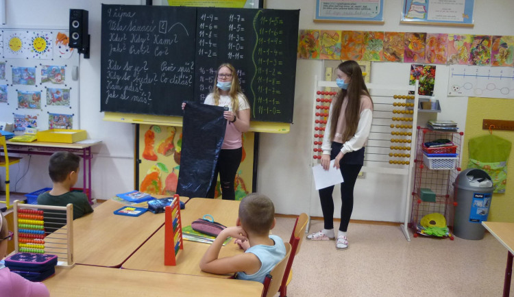 Žáci z prostějovské ZŠ E. Valenty v rámci projektu Get up and goals upozorňují na nadměrnou produkci plastů
