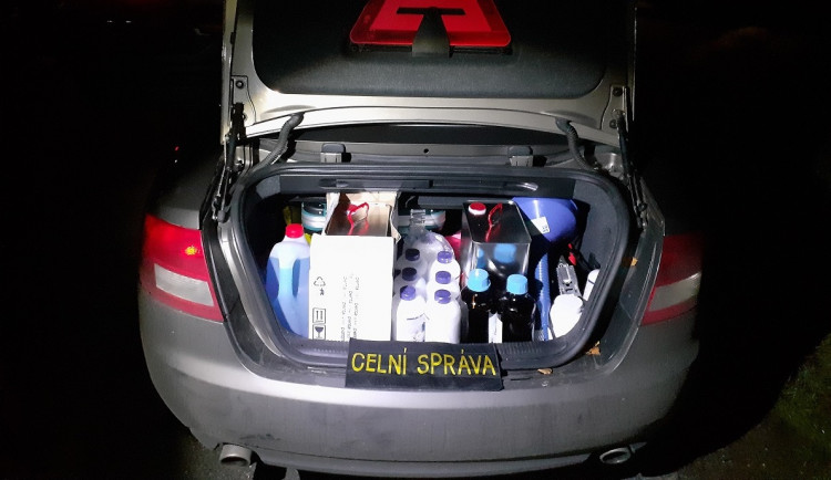 Olomoučtí celníci zadrželi při běžné kontrole muže převážejícího tisíce tablet a chemikálie k výrobě drog