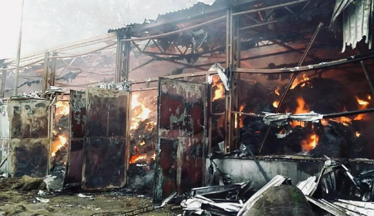 FOTO: V Mikulovicích hoří hala s uskladněným senem. Škoda jde do milionů