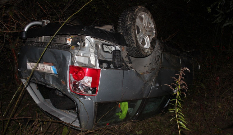 Opilý cizinec bez řidičského oprávnění převrátil auto na střechu, hrozí mu trest odnětí svobody