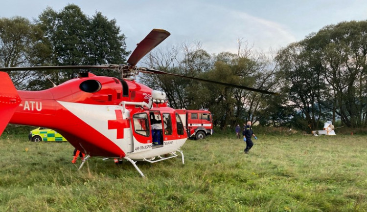 Na letišti u Šumperka se zřítil ultralight. Pilot se vážně zranil