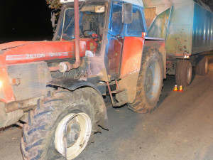 FOTO: Čerstvě dospělý řidič se v zatáčce srazil s traktorem