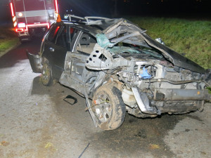 FOTO: Čerstvě dospělý řidič se v zatáčce srazil s traktorem