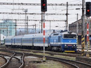 Železniční dopravci mají kvůli vládním opatřením obrovské ztráty, žádají odpuštění poplatků
