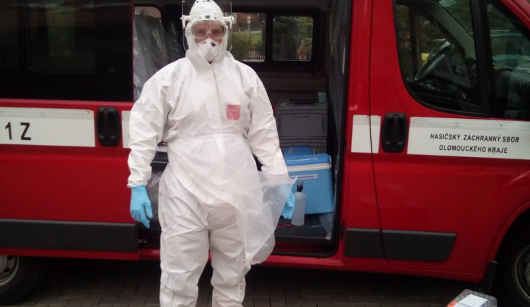 Odběrová místa v kraji nově posiluje i tým hasičů. Zaměří se na ohniska nákazy