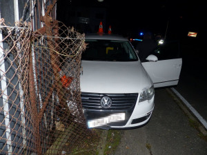 FOTO: Žákyně autoškoly řídila bez instruktora a způsobila nehodu. Byla opilá