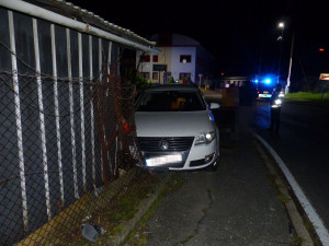 FOTO: Žákyně autoškoly řídila bez instruktora a způsobila nehodu. Byla opilá