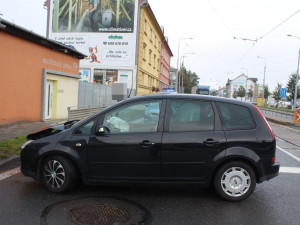 Opilá řidička nezvládla vyjet z parkoviště na Bělidlech a narazila čelně do billboardu