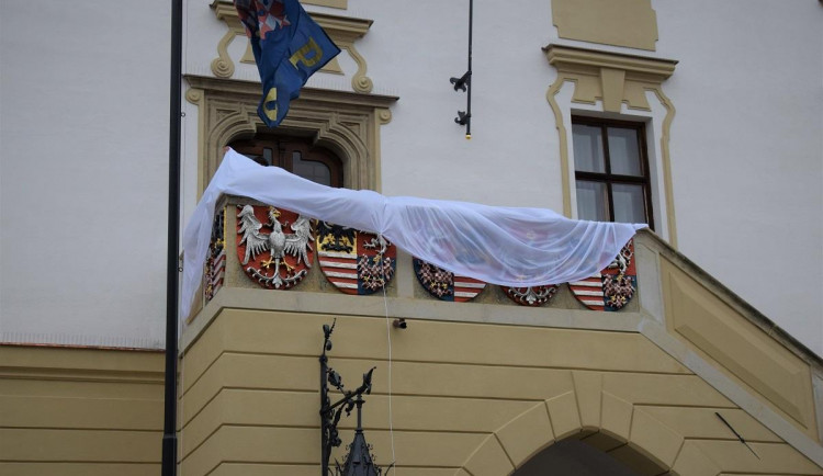 FOTO: Opravu olomoucké radnice dovršilo slavnostní odhalení erbů
