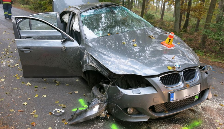 FOTO: Řidič pod vlivem drog nezvládl řízení a zdemoloval své BMW