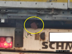 Přerovští strážníci odhalili cizince schované pod jedoucím kamionem