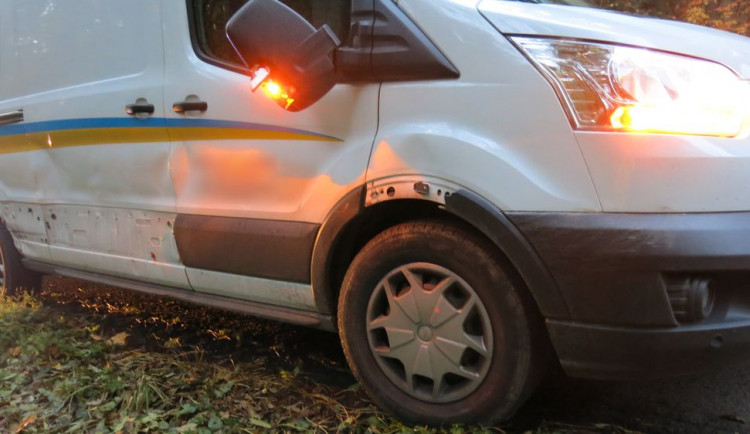 Srna vběhla do silnice a střetla se s dodávkou, vyplašená z místa utekla. Škoda je 150 tisíc korun