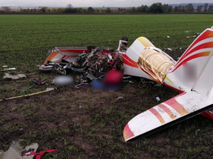 FOTO: Na Prostějovsku se zřítil ultralight, jeho pilot na místě zemřel