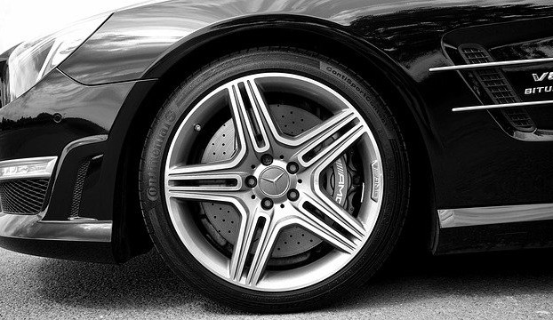 Řidičům dneškem začíná povinnost mít na ledu či sněhu zimní pneumatiky