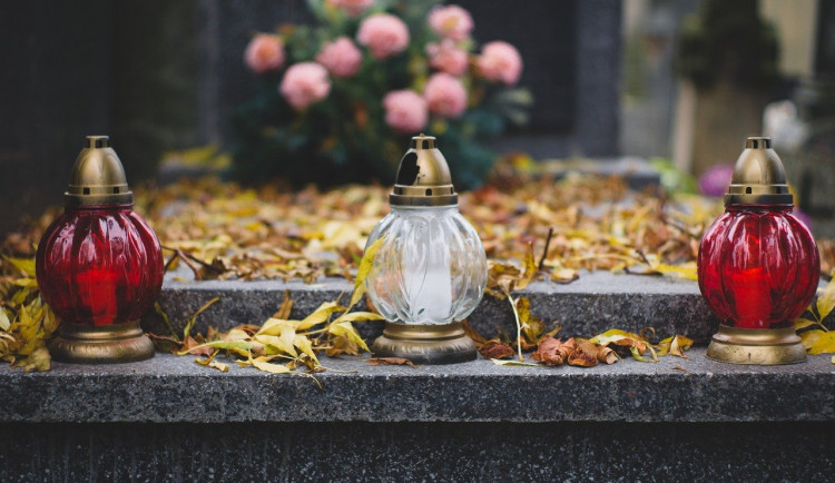 Lidé dnes uctí památku zesnulých