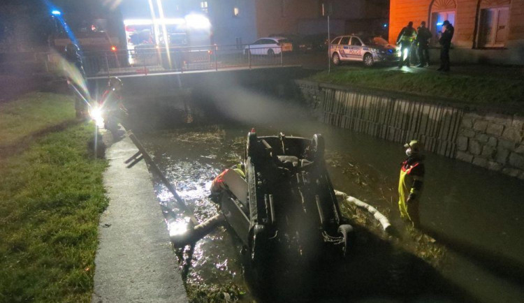 Jízda opilého muže skončila v potoce, auto vyprošťovali hasiči