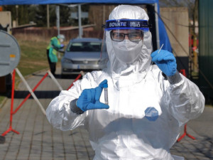 Demonstranty bych oblékl do skafandru a poslal na ARO, říká medik