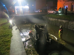 Jízda opilého muže skončila v potoce, auto vyprošťovali hasiči