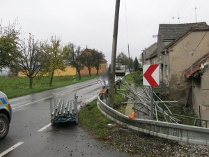 Z nákladního auta se uvolnilo lešení. Trubky poškodily i dva rodinné domy