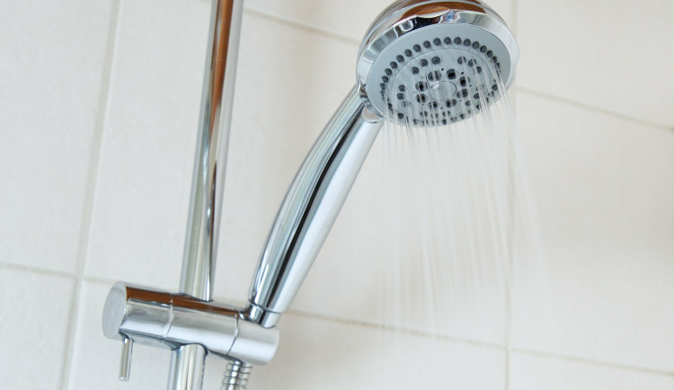 To tam snad sprchuješ slona, ne?! Neplýtvejme vodou, kterou nemáme