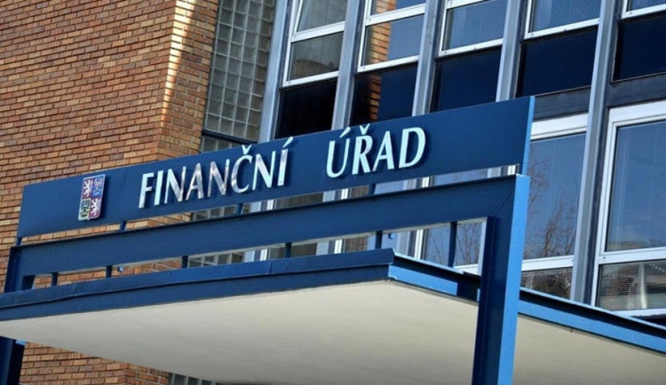 OSVČ a malé firmy mohou žádat o kompenzační bonus až 24 tisíc korun. Finanční správa začala přijímat žádosti