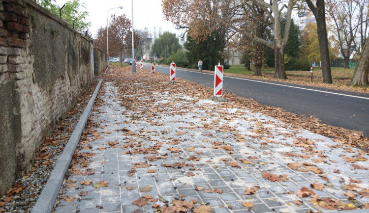 FOTO: Blátivou plochu nahradila nová parkovací místa a opravená silnice