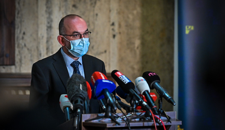 Brzdění epidemie bude spíše pomalejší a trvat bude nejméně celý listopad, předvídají odborníci
