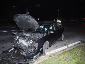 FOTO: Dopravní nehoda na hlavním průtahu si vyžádala tři zraněné osoby, škoda je 200 tisíc korun