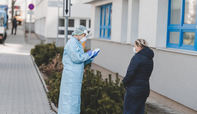 O testy je enormní zájem, často převyšuje kapacitu nemocnic