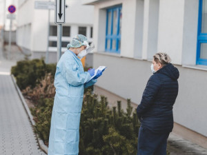 O testy je enormní zájem, často převyšuje kapacitu nemocnic