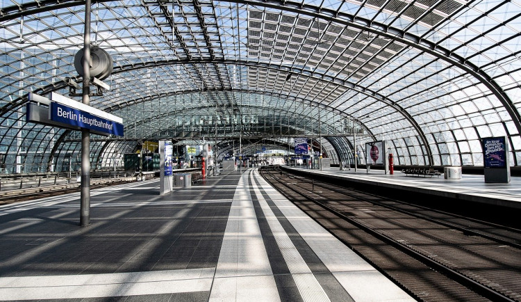 Začínají platit nová pravidla pro vstup do ČR pro Čechy i cizince