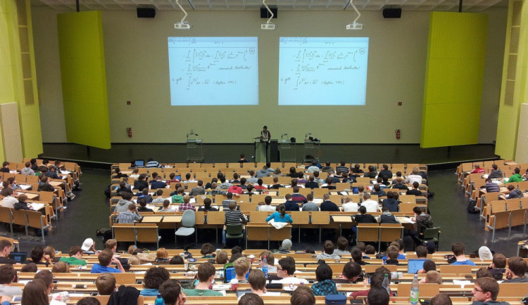 Novela pro změny ve fungování VŠ v krizi je schválená, umožní učit na dálku, měnit harmonogram a podmínky přijímaček