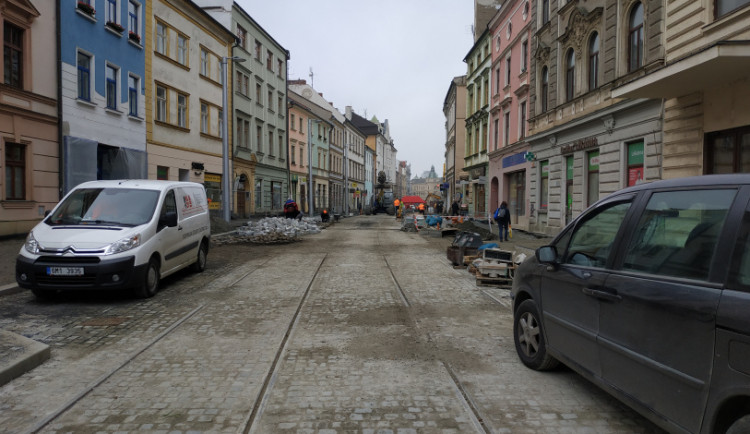 FOTO: Rekonstrukce ulice 8. května se chýlí ke konci. Tramvaje po ní začnou jezdit během pár týdnů