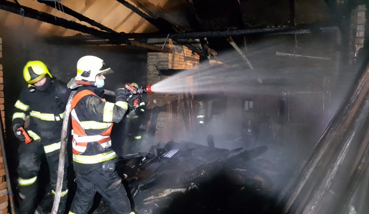 Požár domu v Kunčicích u Bělotína hasilo pět jednotek