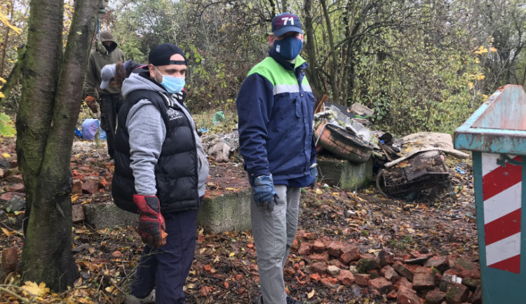 FOTO: Lidé bez domova pomáhají s likvidací skládky na Černé cestě