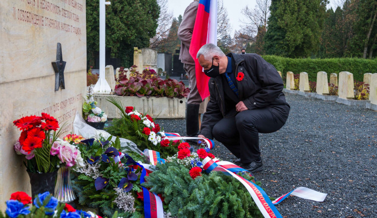 Česko si dnes připomnělo Den válečných veteránů, pietní akt v Olomouci proběhl na neředínském hřbitově