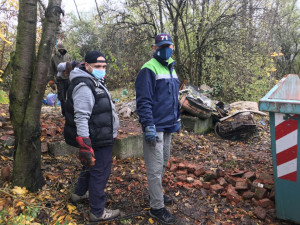 FOTO: Lidé bez domova pomáhají s likvidací skládky na Černé cestě