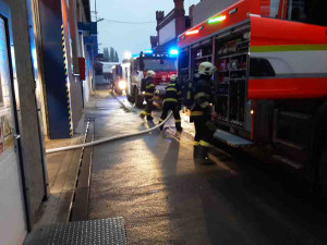 Hasiči kvůli požáru evakuovali z haly v Senici 20 zaměstnanců